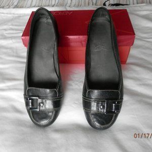 AEROSOLES Pre-Owned Black Leather Flats Women's size 8 1/2(8.5) Buckles